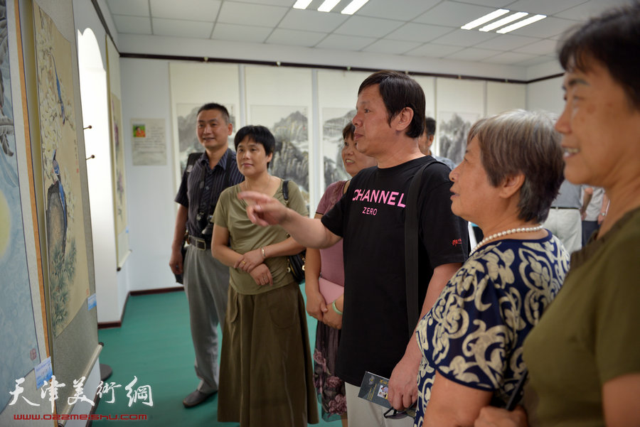 天津市“河东区美协十一人画展”开幕，图为李根有在现场与观众交流。