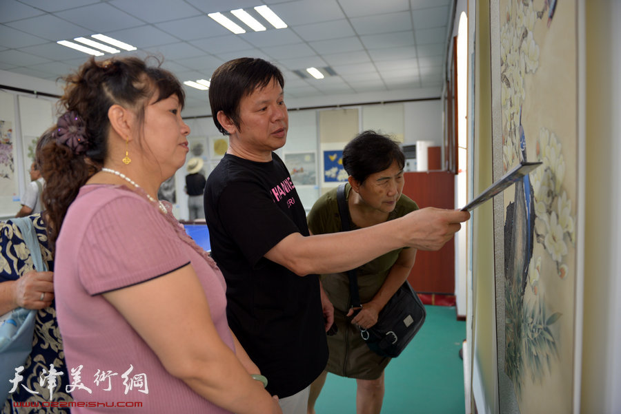 天津市“河东区美协十一人画展”开幕，图为李根有在现场与张健交流。