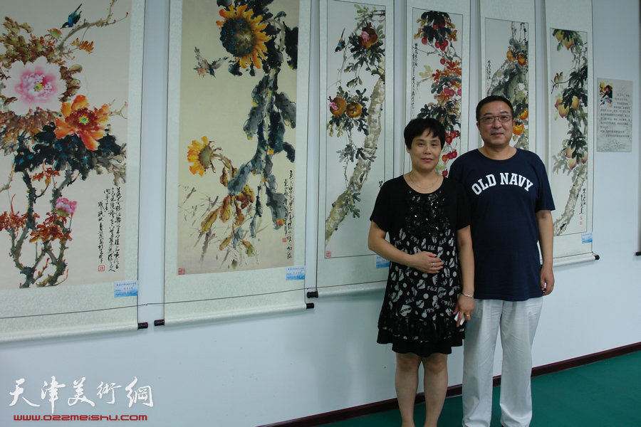 天津市“河东区美协十一人画展”开幕，图为陈音兰与从锦州赶来观展的书画爱好者陈民在现场。