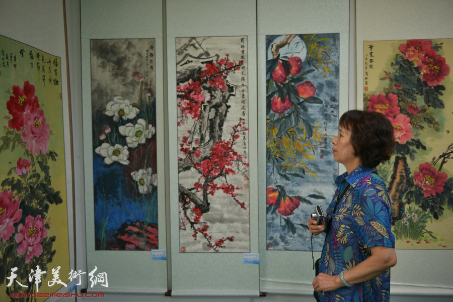 天津市“河东区美协十一人画展”开幕，图为画展现场。