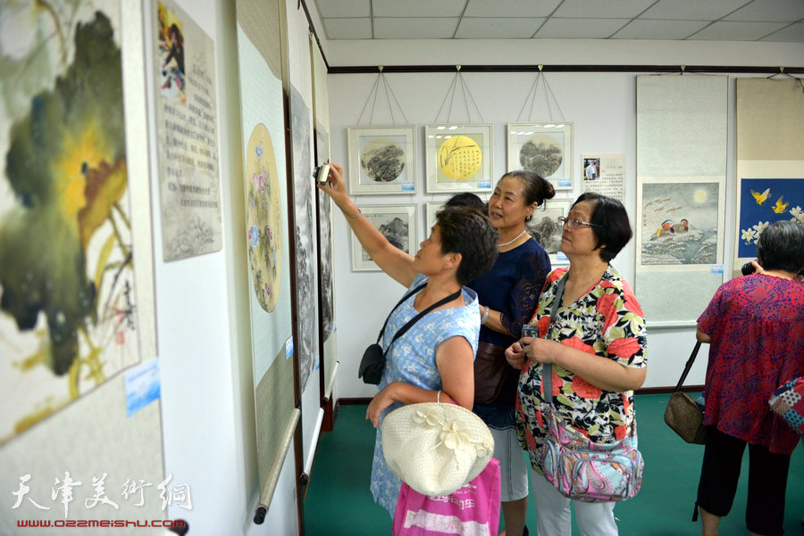 天津市“河东区美协十一人画展”开幕，图为画展现场。