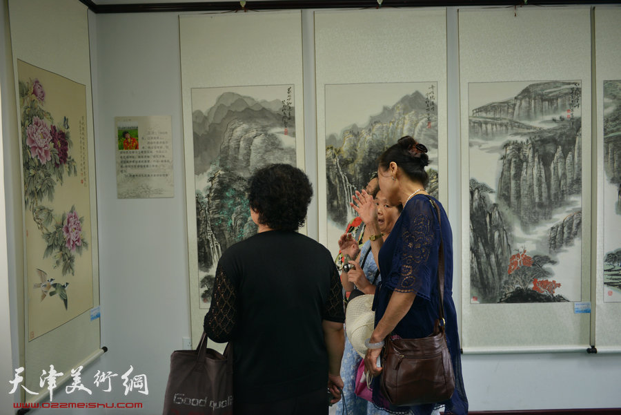 天津市“河东区美协十一人画展”开幕，图为画展现场。