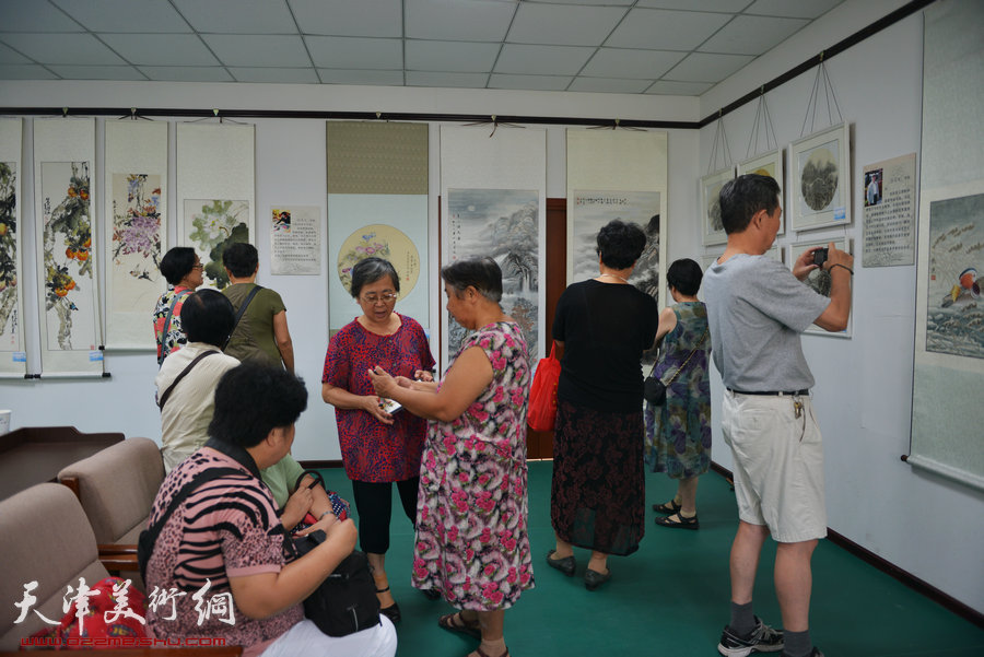 天津市“河东区美协十一人画展”开幕，图为画展现场。