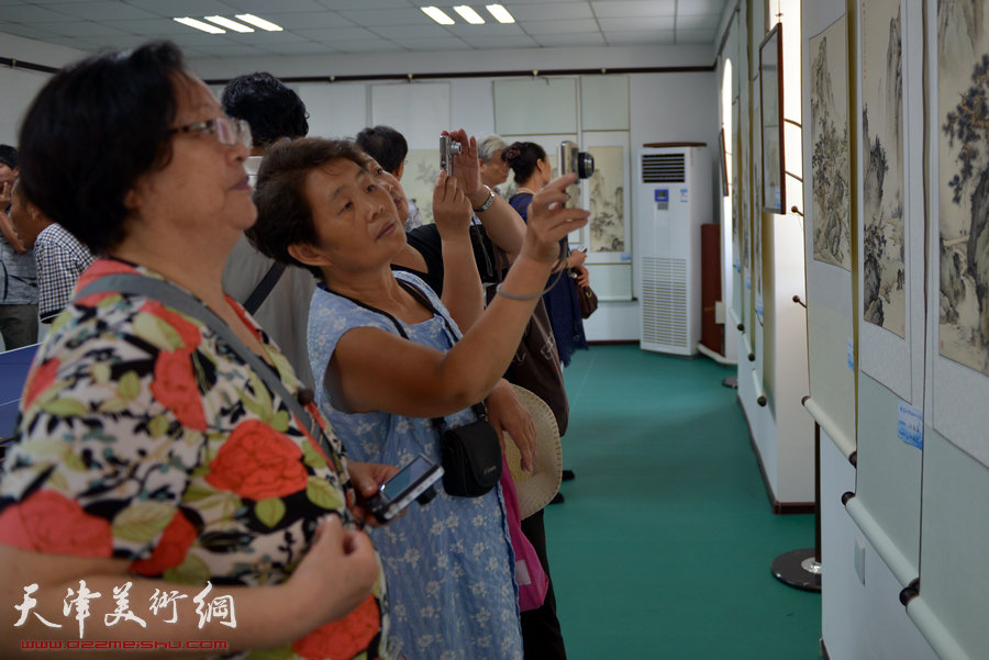 天津市“河东区美协十一人画展”开幕，图为画展现场。