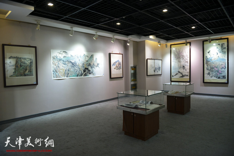 “诗画入境——闫勇国画作品展”8月17日在天津图书大厦六楼书天艺苑开幕。图为画展现场。