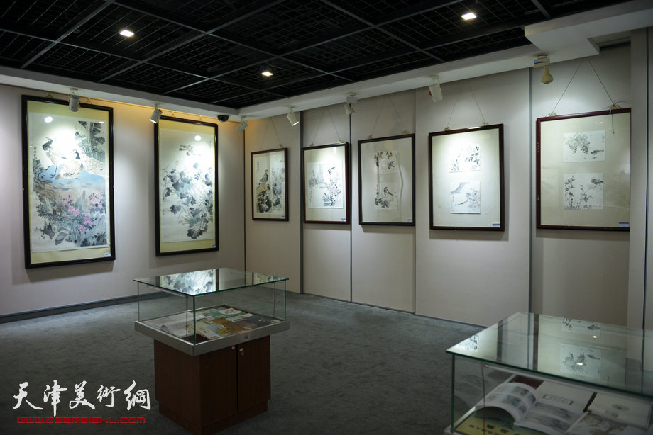 “诗画入境——闫勇国画作品展”8月17日在天津图书大厦六楼书天艺苑开幕。图为画展现场。