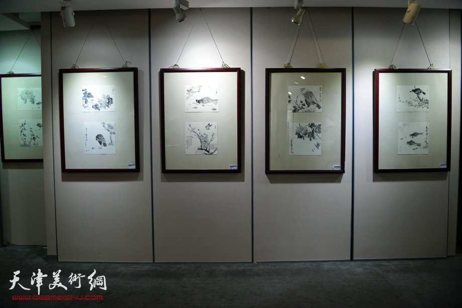 “诗画入境——闫勇国画作品展”8月17日在天津图书大厦六楼书天艺苑开幕。图为画展现场。