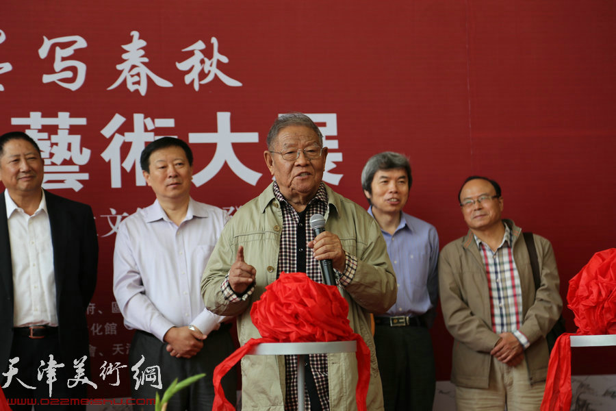 杜明岑从艺60年艺术大展在天津美术馆开幕开幕，图为著名画家张锡武讲话