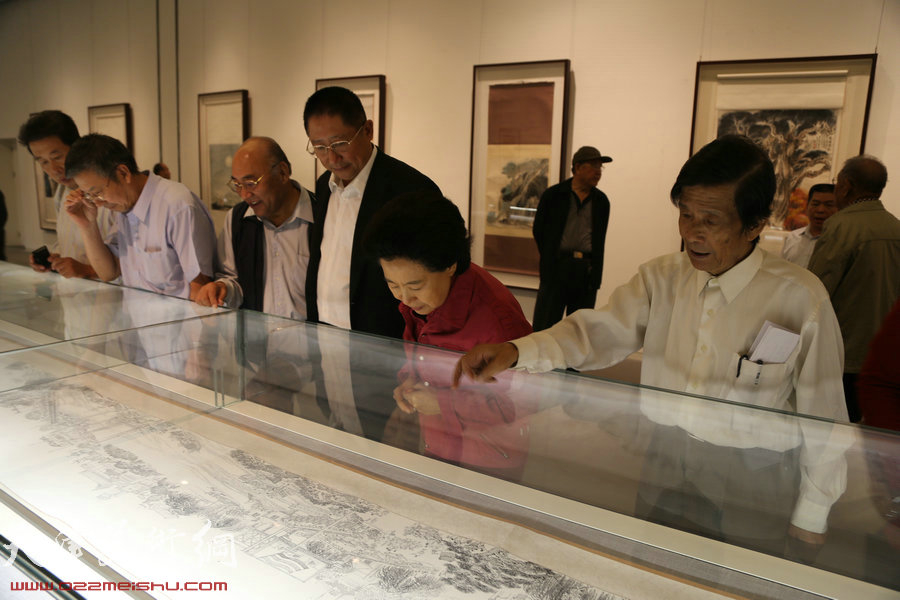 杜明岑从艺60年艺术大展在天津美术馆开幕开幕，图为杜明岑陪同嘉宾观展