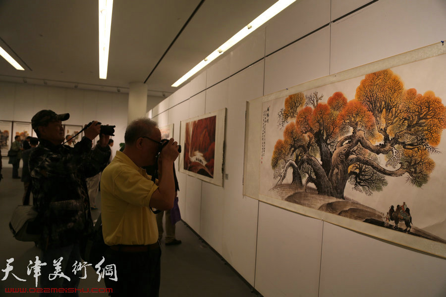 杜明岑从艺60年艺术大展在天津美术馆开幕开幕，图为展厅一角