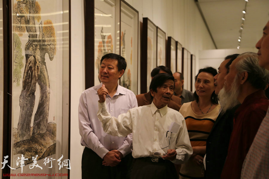 杜明岑从艺60年艺术大展在天津美术馆开幕开幕，图为展厅现场杜明岑讲解画作