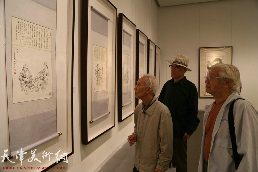 杜明岑从艺60年艺术大展在天津美术馆开幕开幕，图为展厅现场贺建国等书画家观展