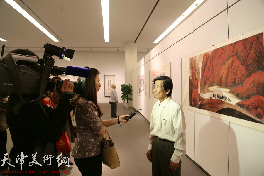 杜明岑从艺60年艺术大展在天津美术馆开幕开幕，图为杜明岑在展厅现场接受媒体采访