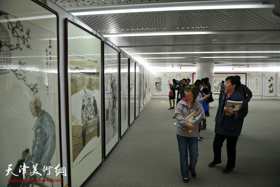 徐胜利中国画作品展10月18日在泰达图书馆展出，图为画展现场。