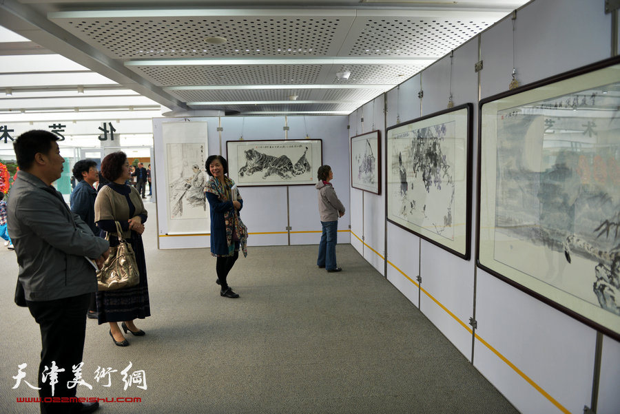 徐胜利中国画作品展10月18日在泰达图书馆展出，图为画展现场。