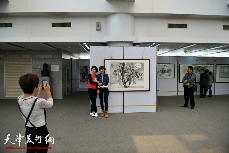 徐胜利中国画作品展10月18日在泰达图书馆展出，图为画展现场。