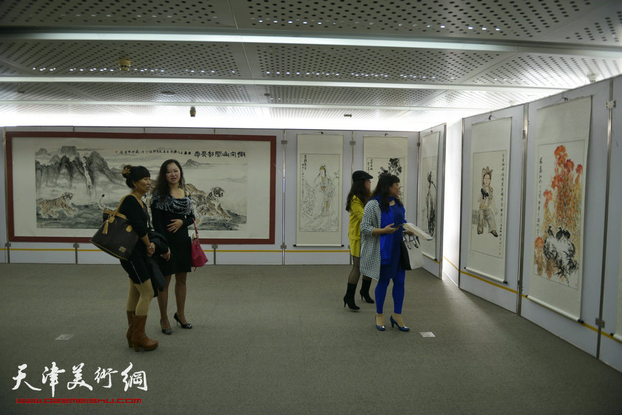 徐胜利中国画作品展10月18日在泰达图书馆展出，图为画展现场。