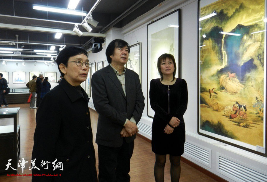 在水一方·当代女画家工笔画精品展19日在鸿德美术馆开幕。图为史振嶺、萧惠珠、李澜在画展现场。