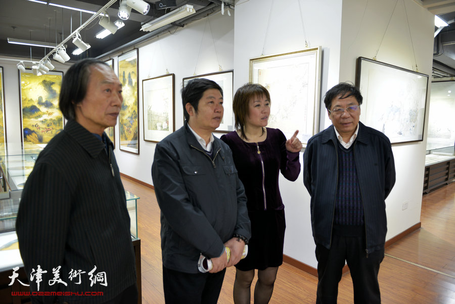 在水一方·当代女画家工笔画精品展19日在鸿德美术馆开幕。图为陈英杰、王惠民、李澜在画展现场。