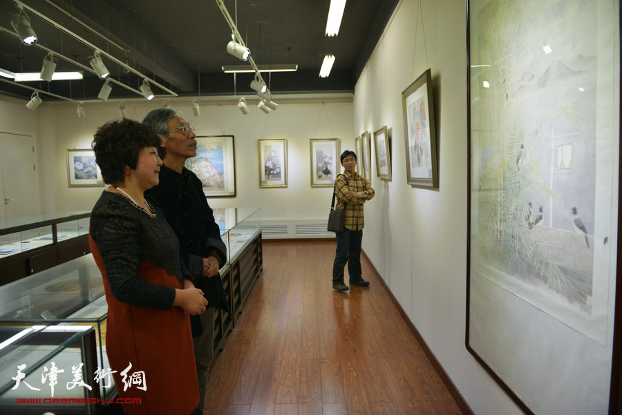 在水一方·当代女画家工笔画精品展19日在鸿德美术馆开幕。图为姚景卿、张俊在画展现场。