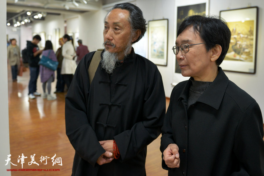 在水一方·当代女画家工笔画精品展19日在鸿德美术馆开幕。图为萧惠珠、刘栋在画展现场。