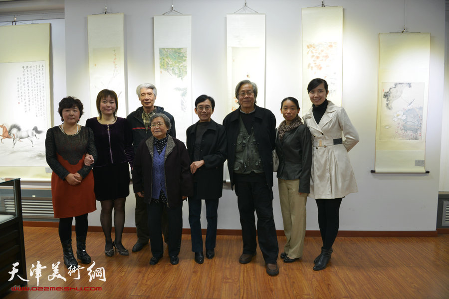 在水一方·当代女画家工笔画精品展19日在鸿德美术馆开幕。图为陈冬至、杨德树、萧惠珠、李澜、庄雪阳、张俊、李悦等在画展现场。