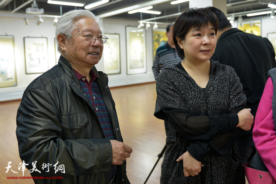 在水一方·当代女画家工笔画精品展19日在鸿德美术馆开幕。图为著名水彩画家贺建国、天津朴墨心画院院长朱红在画展现场。