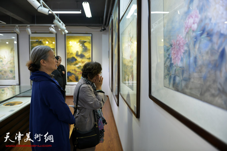 在水一方·当代女画家工笔画精品展19日在鸿德美术馆开幕。图为画展现场。