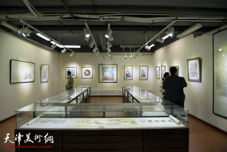 在水一方·当代女画家工笔画精品展19日在鸿德美术馆开幕。图为画展现场。