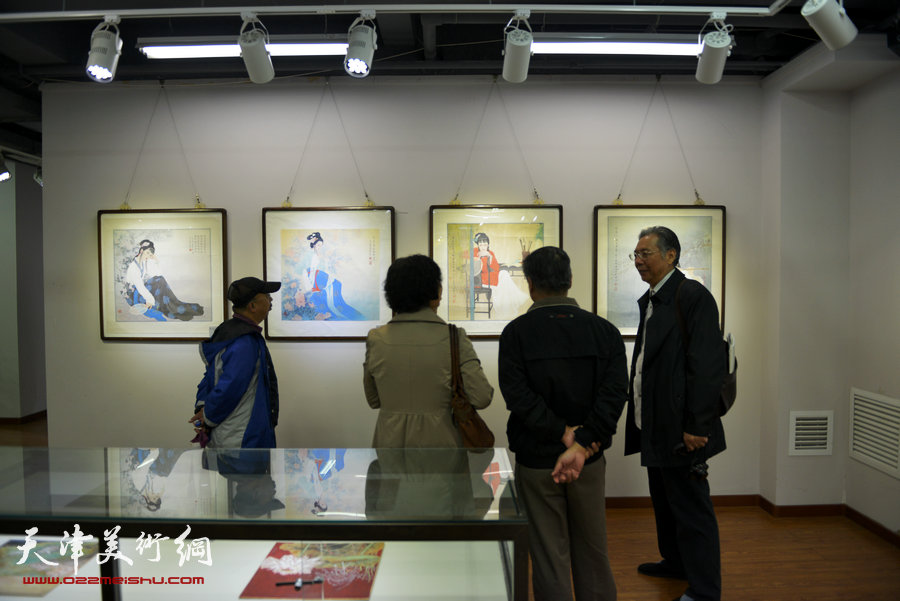 在水一方·当代女画家工笔画精品展19日在鸿德美术馆开幕。图为画展现场。