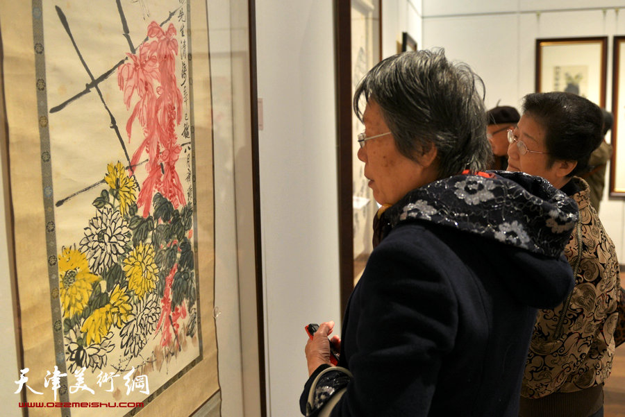 “守望经典”书画精品大展应邀再度延期，图为画展现场。