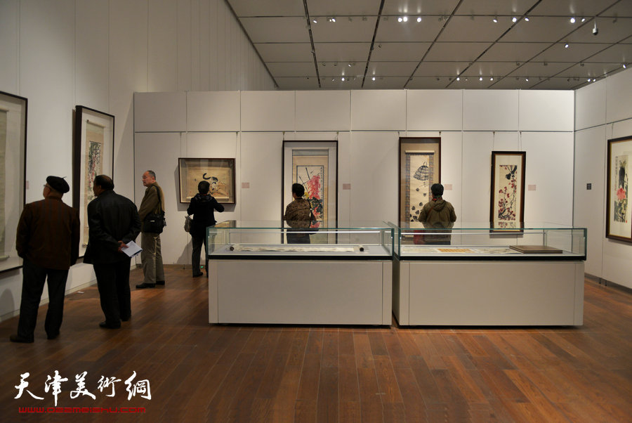 “守望经典”书画精品大展应邀再度延期，图为画展现场。