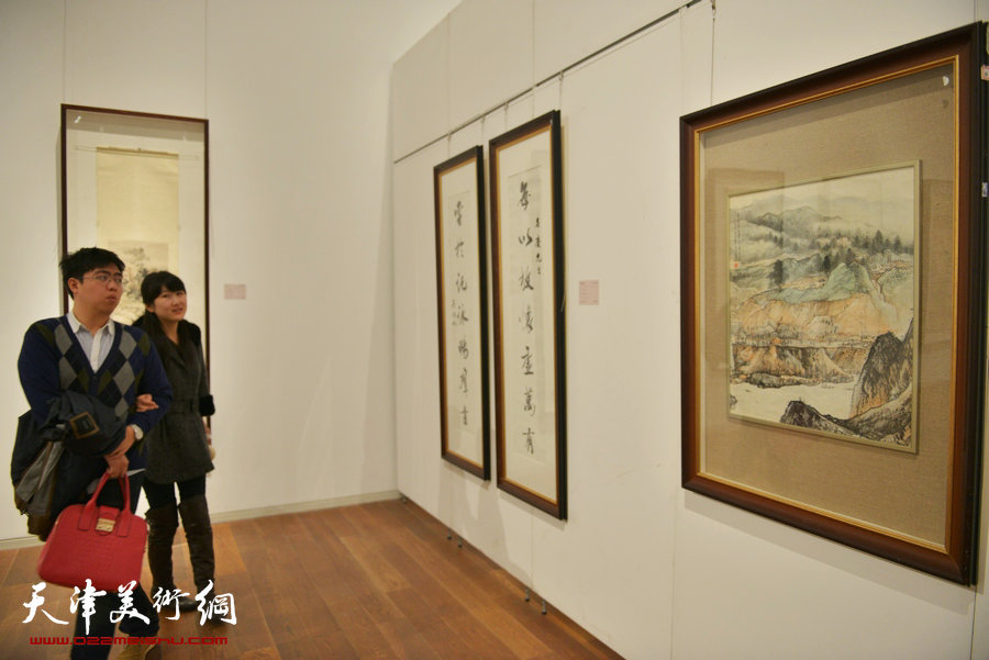 “守望经典”书画精品大展应邀再度延期，图为画展现场。