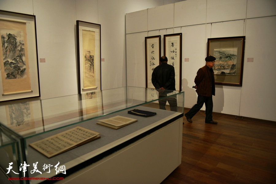 “守望经典”书画精品大展应邀再度延期，图为画展现场。