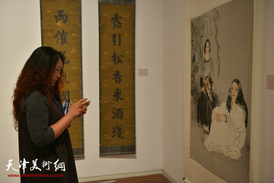 “守望经典”书画精品大展应邀再度延期，图为画展现场。 