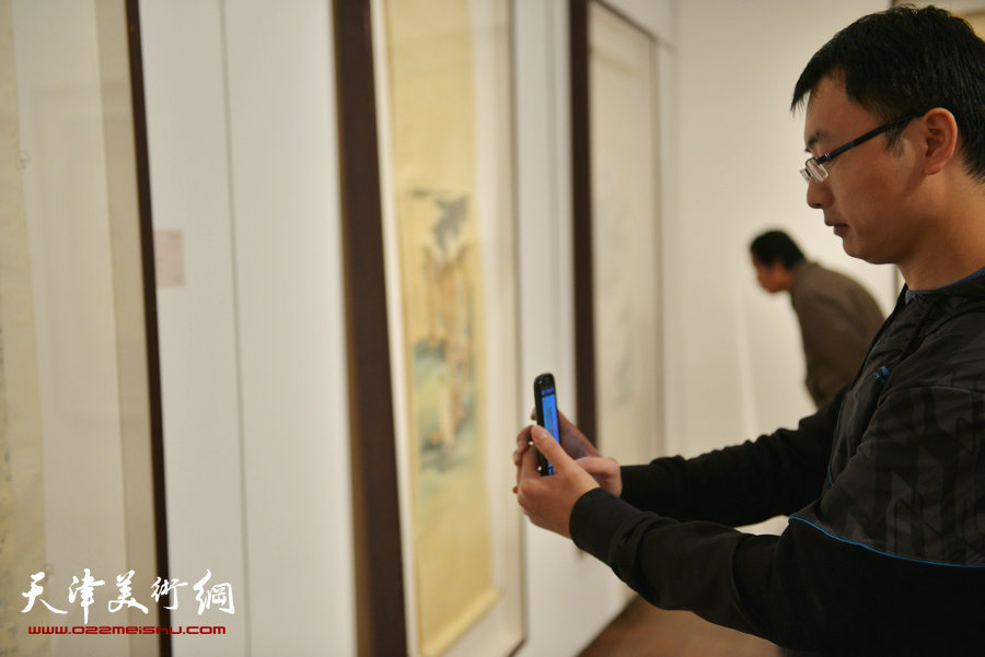 “守望经典”书画精品大展应邀再度延期，图为画展现场。 