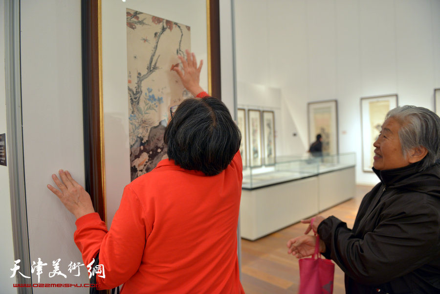 “守望经典”书画精品大展应邀再度延期，图为画展现场。 