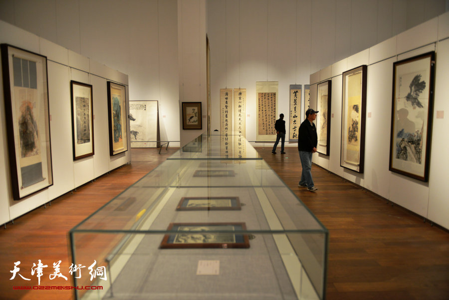 “守望经典”书画精品大展应邀再度延期，图为画展现场。 