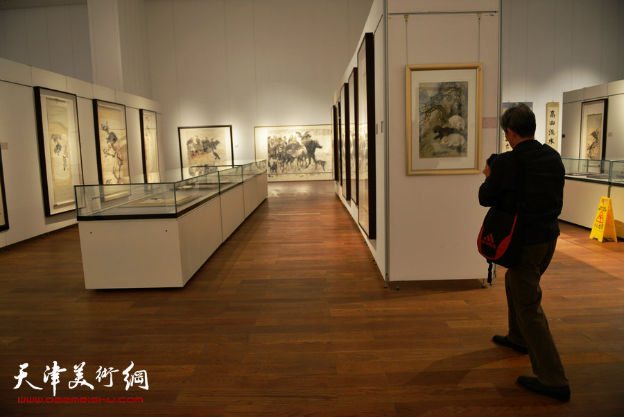 “守望经典”书画精品大展应邀再度延期，图为画展现场。 