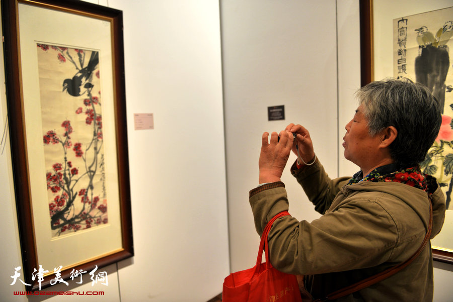 “守望经典”书画精品大展应邀再度延期，图为画展现场。 