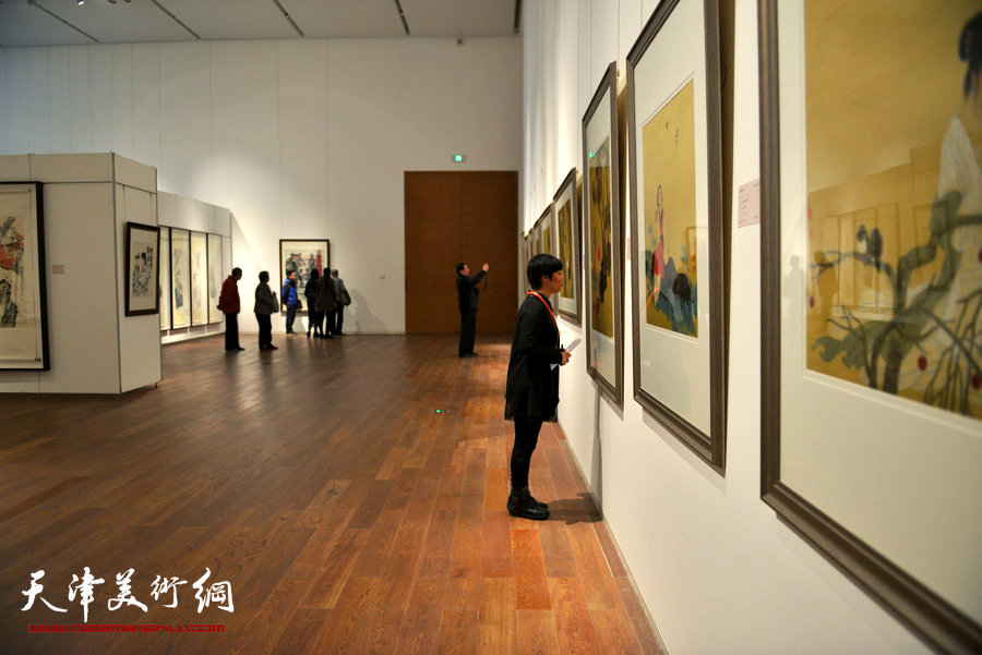 “守望经典”书画精品大展应邀再度延期，图为画展现场。 