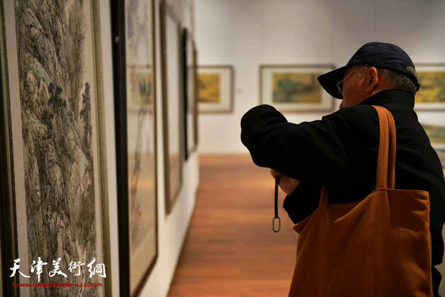 “守望经典”书画精品大展应邀再度延期，图为画展现场。 