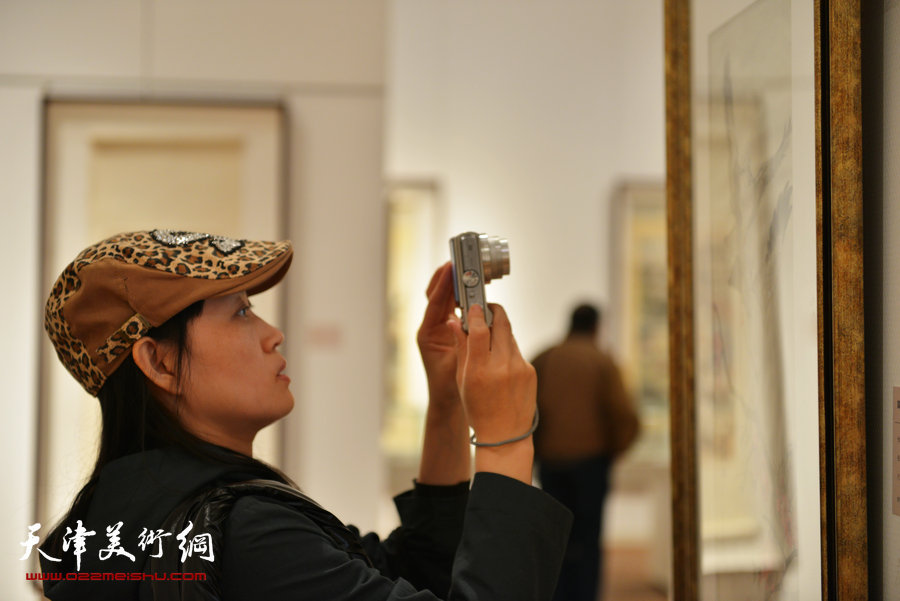 “守望经典”书画精品大展应邀再度延期，图为画展现场。 