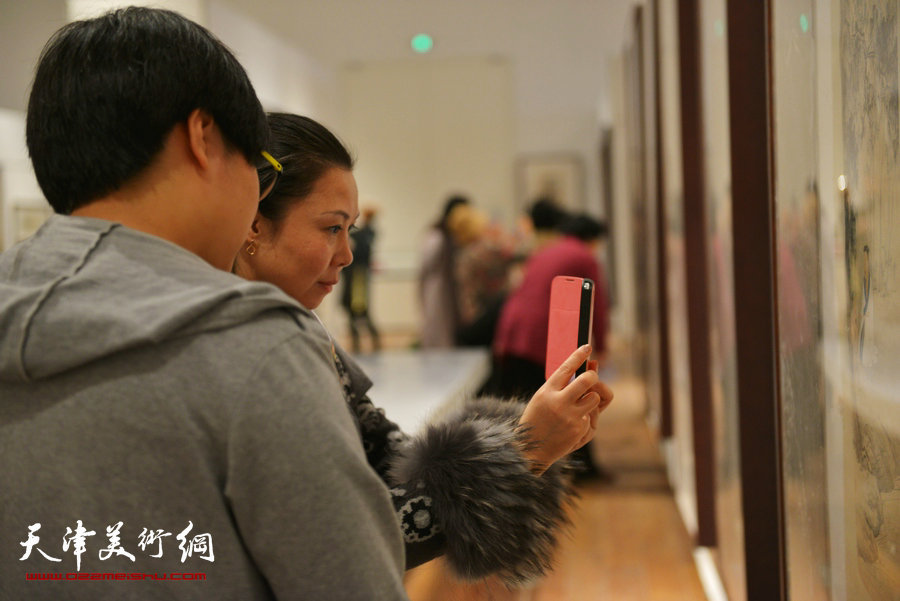 “守望经典”书画精品大展应邀再度延期，图为画展现场。 