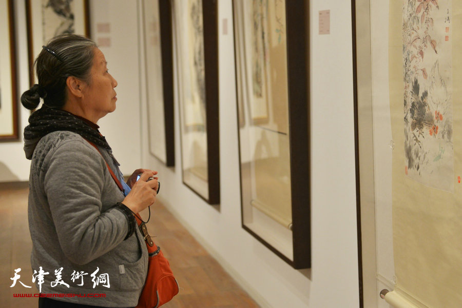 “守望经典”书画精品大展应邀再度延期，图为画展现场。 