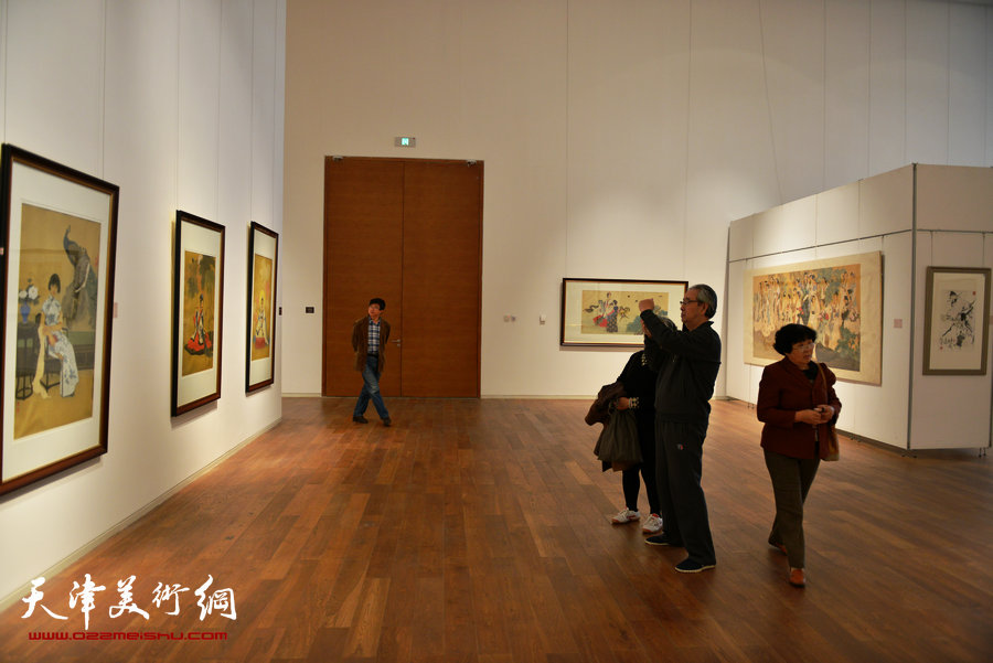 “守望经典”书画精品大展应邀再度延期，图为画展现场。 