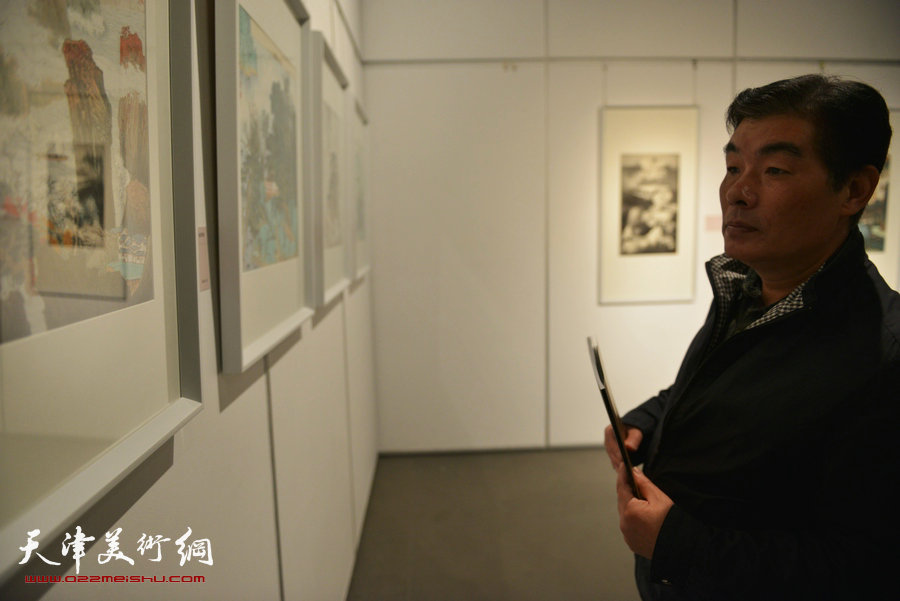 《行者无疆——中国当代水墨名家邀请展》11月5日在天津美术馆开幕。图为画家尚世元在展览现场。