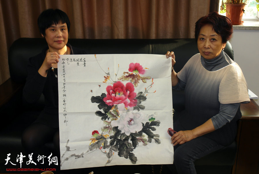 著名岭南派女画家陈音兰赴开平出席老师伍月柳画展，图为伍月柳、陈音兰展示南北岭南派画家合作的作品。