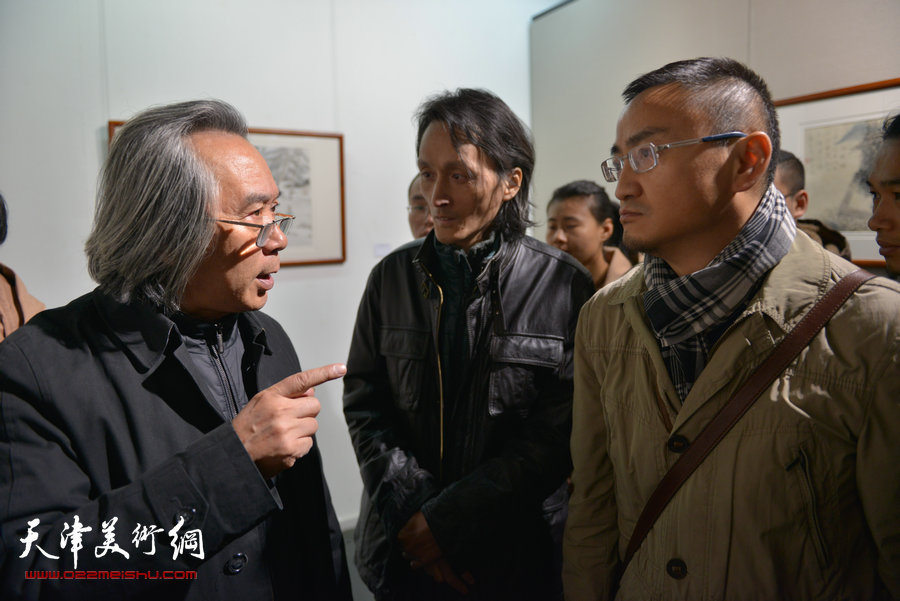 风晴·师范—天津美院国画系青年教师作品展开幕，图为霍春阳、张彧等在展览现场。