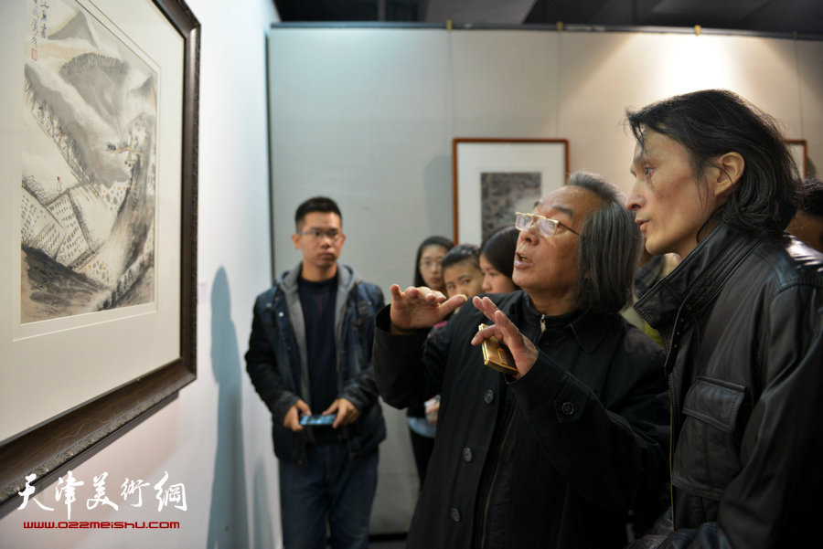 风晴·师范—天津美院国画系青年教师作品展开幕，图为霍春阳、张彧等在展览现场。